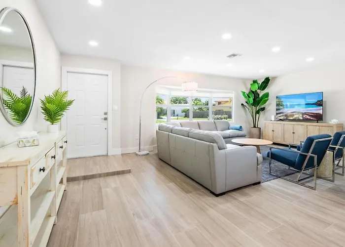 4 Bd 3Ba Heated Pool Close To Beach