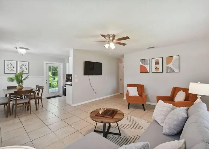 Comfortable Home In Dade City!