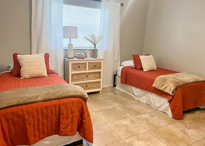 Cozy 2 Bedroom Home, Dade City!