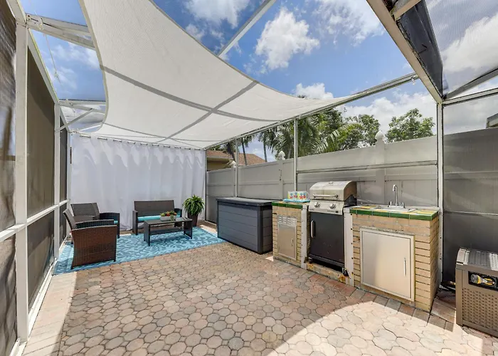 Screened Patio + Pool: Work Remote In Boca Raton!