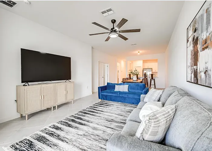 Beautiful 3 Bed 2 Bath Pool & Lake View 10 Min From Beaches
