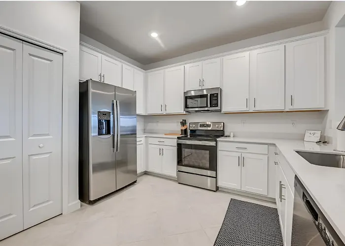 Beautiful 3 Bed 2 Bath Pool & Lake View 10 Min From Beaches
