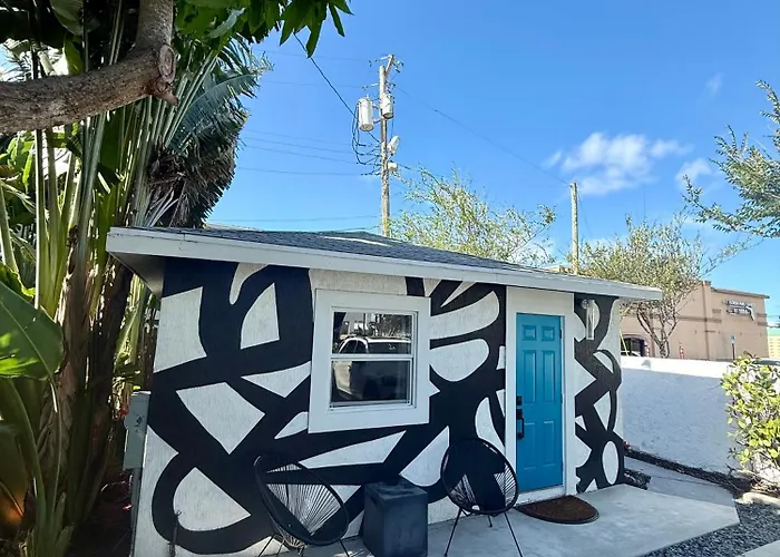 1Bd 1Ba-Black&White Artbnb Cottage-Antique Row Wpb