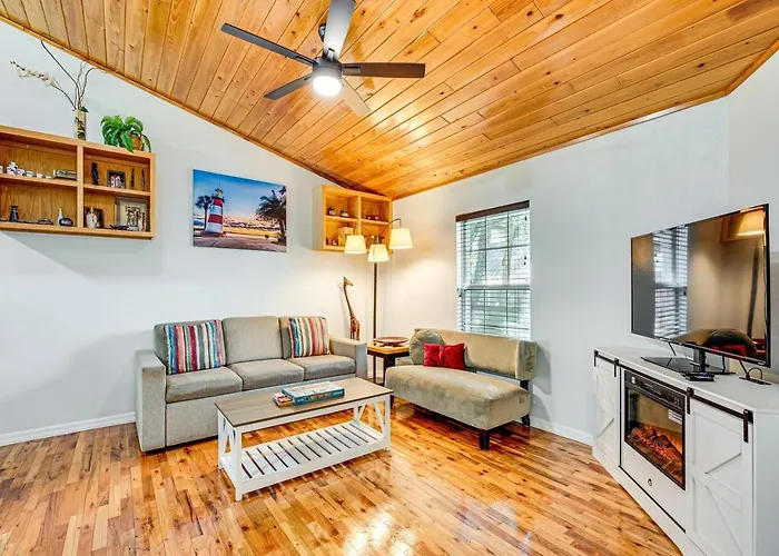 Cozy Bungalow Steps From Downtown Mount Dora