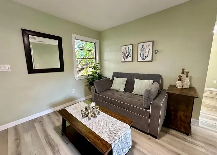 Historic District Retreat - Newly Renovated 2Br