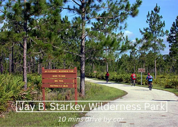 1 Block To Downtown - 7 Min To Beach - King Bed & Free Parking