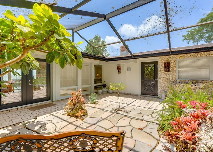 Family Home W/ Stunning Water Views In Tavares!