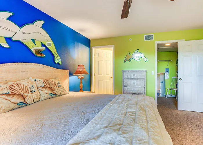 8 Mi To Beach W/ Pool Access: Englewood Condo!