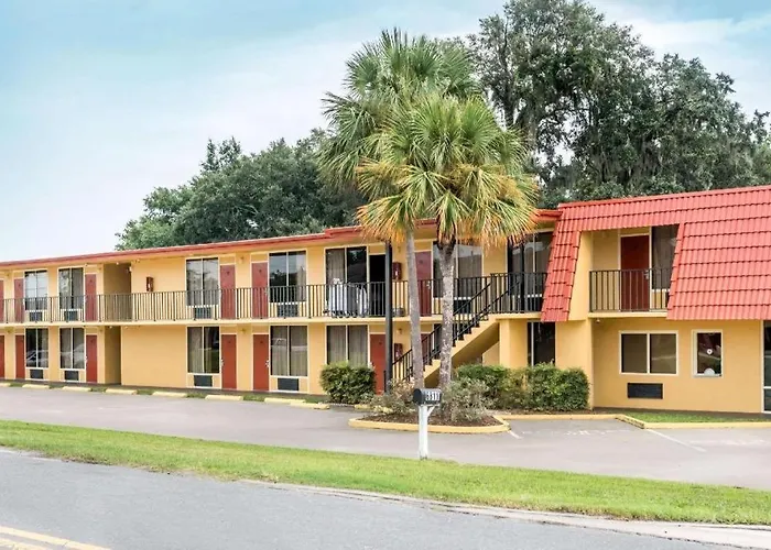 Econo Lodge Live Oak