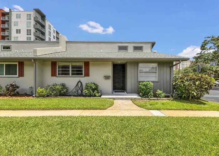 Ground Level And End Condo Unit - Quiet 2 Bedrooms And 1 Bath
