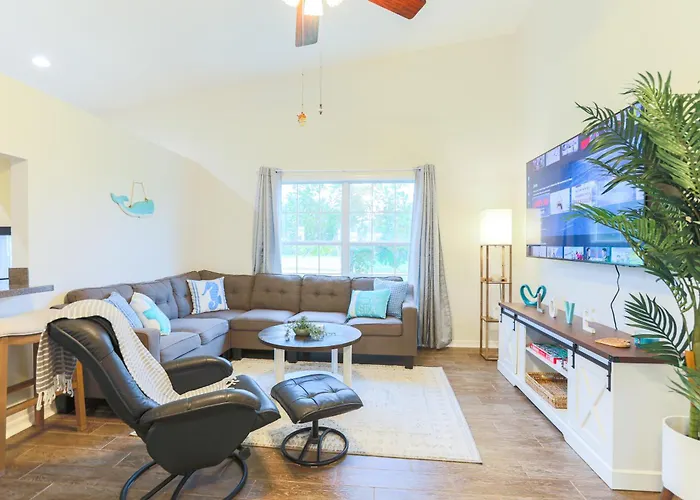 Salty Tide Getaway - Nightlife, Pool, Play, Beach