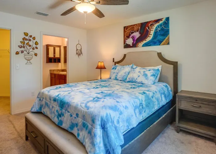 Tavares Retreat W/ Covered Patio & Private Yard