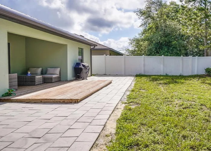 Tavares Retreat W/ Covered Patio & Private Yard