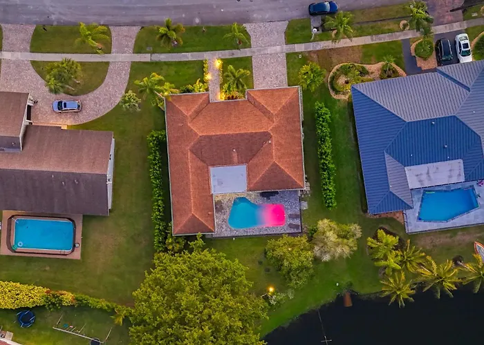 Watersedge: Lakefront Beauty, Saltwater Pool