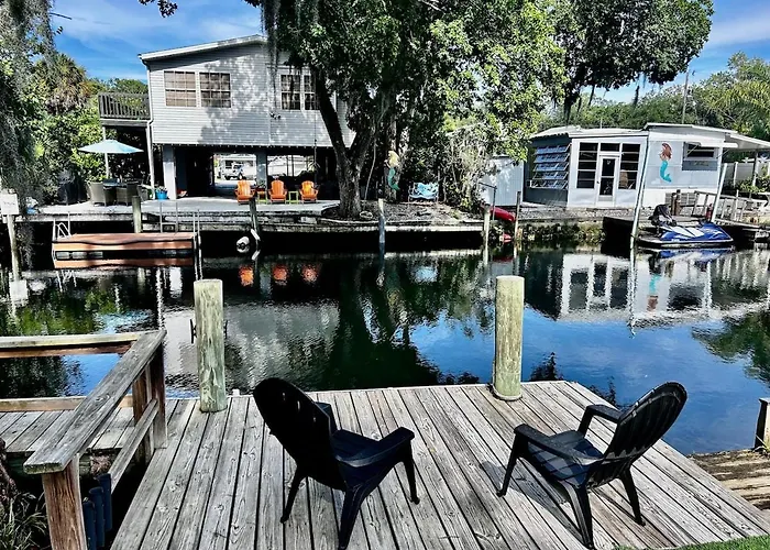 The White House At Weeki Wachee