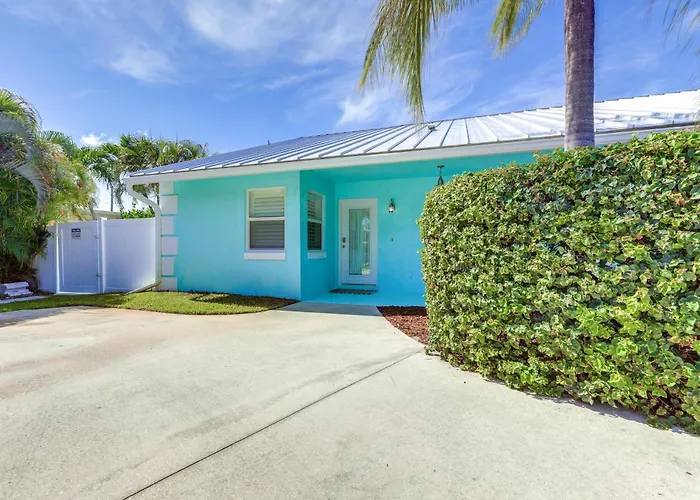 Private Pool + Backyard: Villa In North Palm Beach