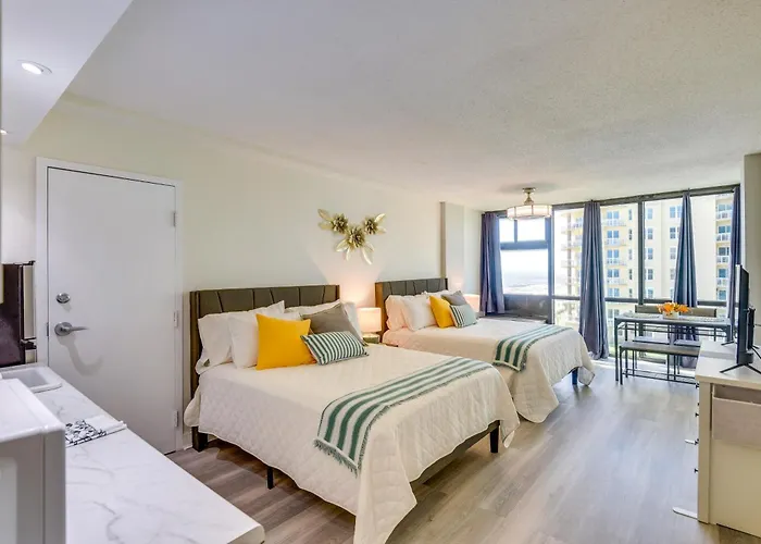 Partial Ocean Views: Daytona Beach Studio!