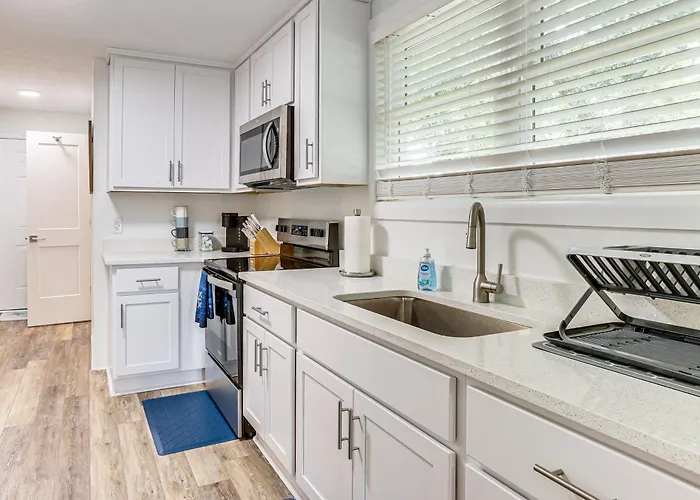 Walk To Ocean: Unit W/ Deck In Fernandina Beach!