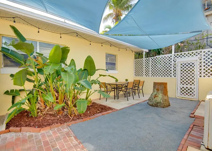 Dogs Welcome, Steps To Beach: Cocoa Beach Retreat!