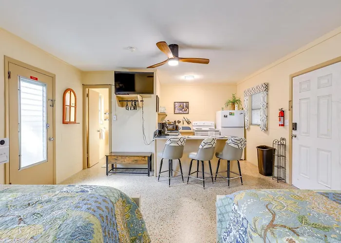 Lanai & Fire Pit: Riverfront Studio In Chiefland!