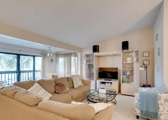 Pool & Ocean Access: Palm Beach Gardens Condo