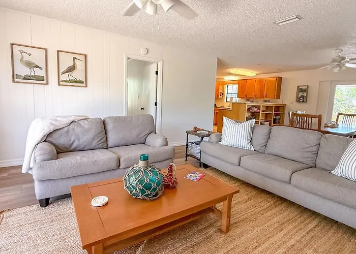 New- Canal Front 3 Bedroom Boat Dock & Launch