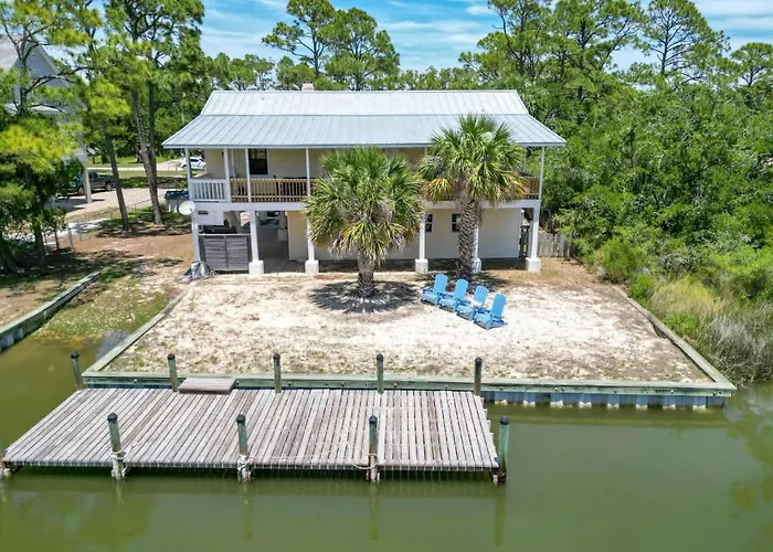 New- Canal Front 3 Bedroom Boat Dock & Launch