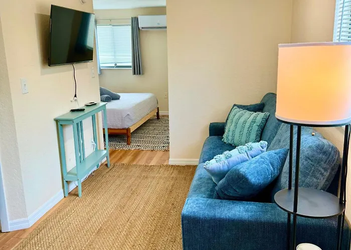 Sun-Drenched 1Br Apt - 5Min Walk To Beach