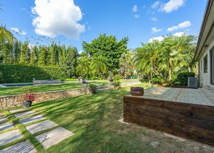 The Garden House Hot Tub Pool And Lush Garden Oasis