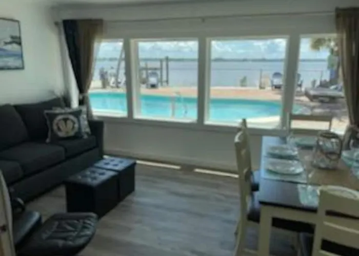 Waterfront "Paradise Bay" Wows Guests! Pool & Bay