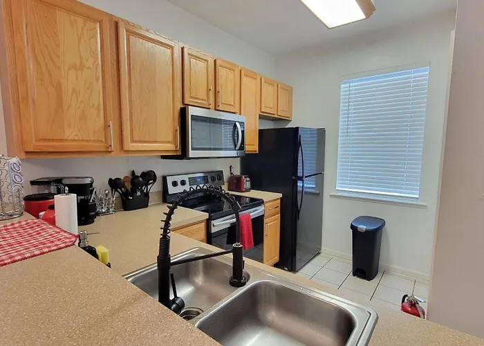 Spacious 2Br 2Ba Suite - Walk To Mall & Hospitals