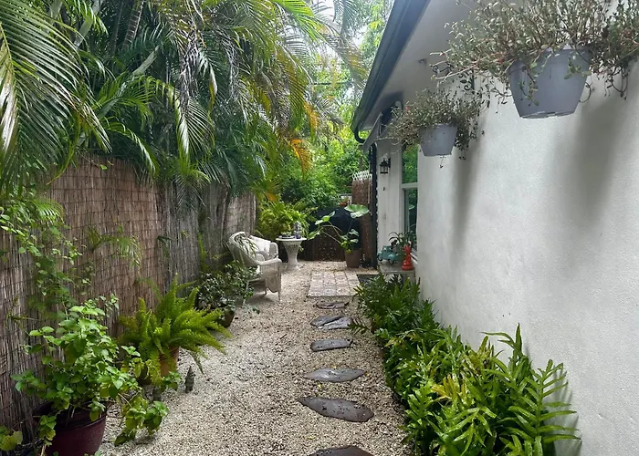 Flora'S Garden Apartment/Studio