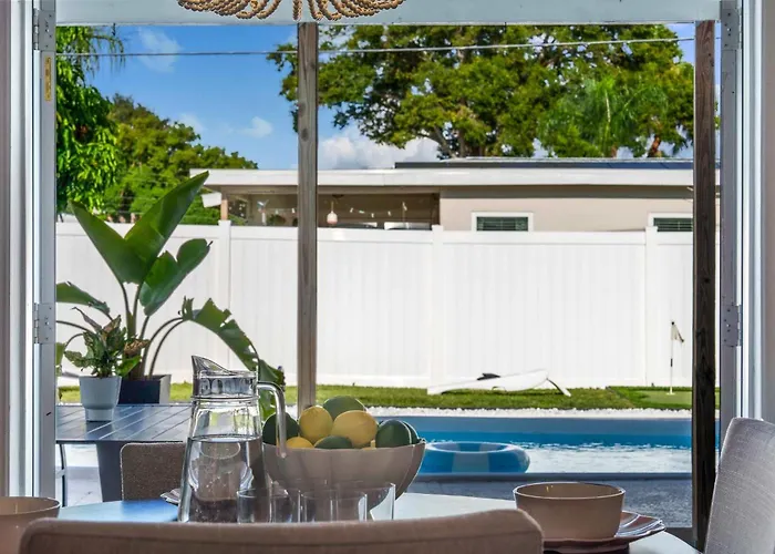 The Beverley Pool Hot Tub Near Clearwater Beach