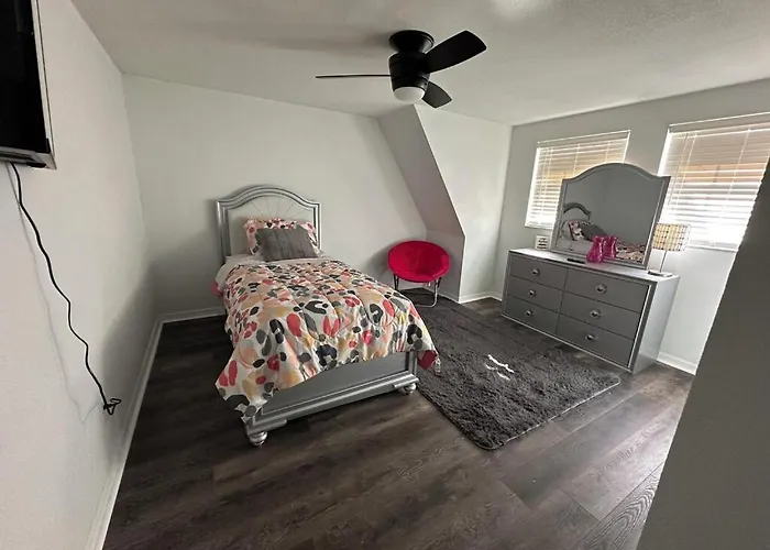 5 Bedrooms, 4 Bathrooms, Pool, Gym, Sleeps 16 Leesburg Retreat!!!!