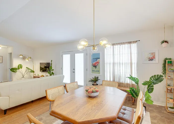3 Mi To Escambia Bay: Home W/ Deck & Private Yard!