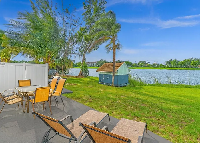 2Br Lakeside Getaway - Peaceful Waterfront Stay