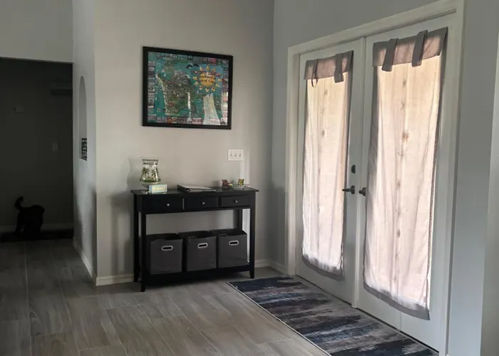 Marco Island Retreat- Close To Beach !