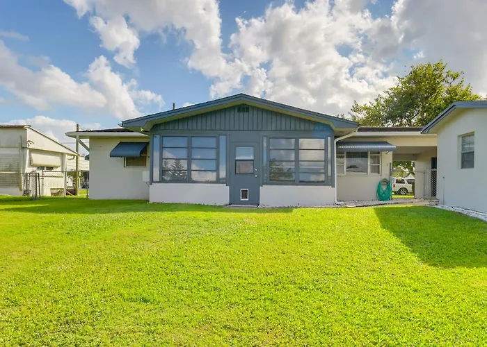 2 Mi To Lake Okeechobee: Waterfront Home W/ Deck!