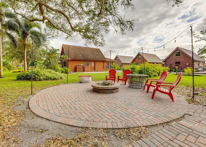 Steps To Lake Okeechobee: Cabin W/ Pool Access!