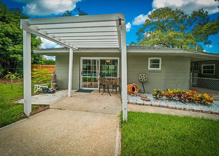 Private Poolside Guesthouse Suite! Prime Location!