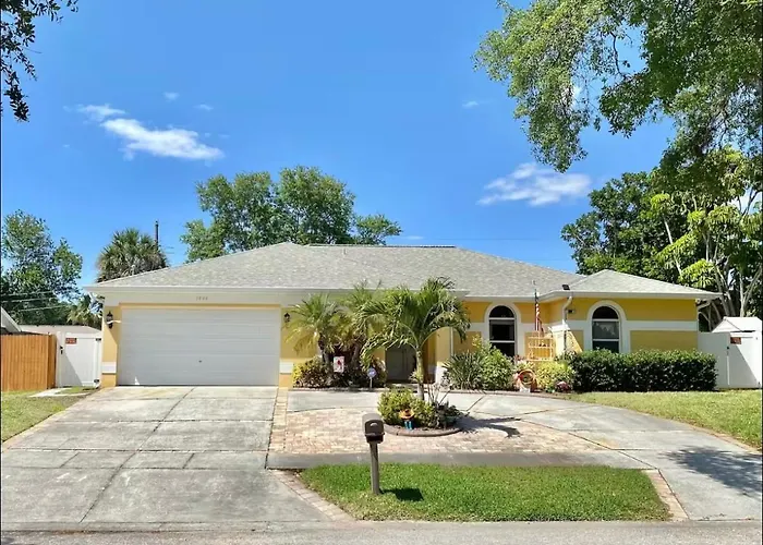 Private Pool Suite In Heart Of Tarpon Springs!