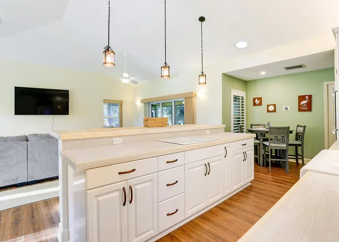 Pet-Friendly Fort Pierce Home W/ Screened Porch!