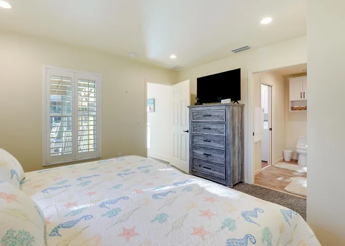 Pet-Friendly Fort Pierce Home W/ Screened Porch!