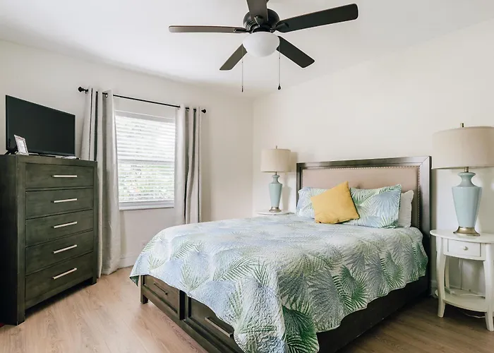 Sunny Retreat In Flamingo Suite!