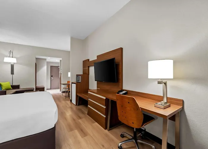 Days Inn & Suites By Wyndham Fort Myers Near Jetblue Park