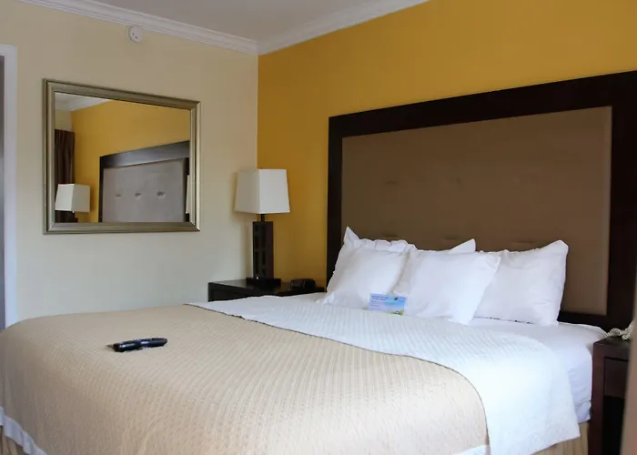 Days Inn By Wyndham Pensacola - Historic Downtown