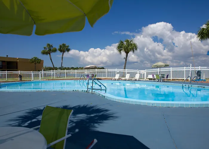 Quality Inn & Suites Gulf Breeze Bayside Near Pensacola Beach