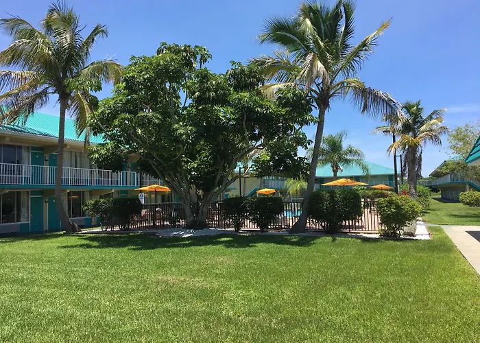 Days Inn & Suites By Wyndham Fort Pierce Midtown