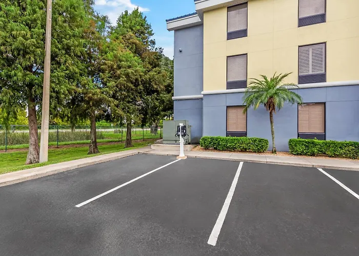 Days Inn & Suites By Wyndham Lakeland