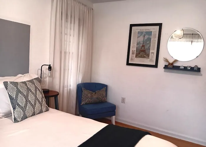 Mid Century Style Cottage Near Historic Downtown
